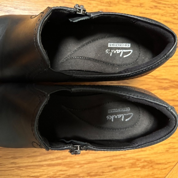 **CLARKS* Black Round-Toe Side Zipper Bootie Heels Size 8.5 - Picture 4 of 8